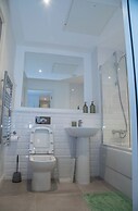 2br(en-suite/ Sleeps 4 With Private Parking