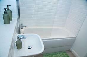 2br(en-suite/ Sleeps 4 With Private Parking