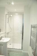 2br(en-suite/ Sleeps 4 With Private Parking