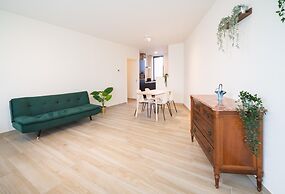 Spacious City Retreat With Balcony