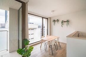 Spacious City Retreat With Balcony