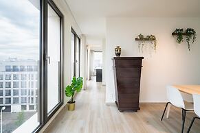 Spacious City Retreat With Balcony