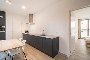 Spacious City Retreat With Balcony