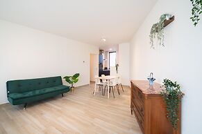 Spacious City Retreat With Balcony