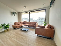 Spacious City Retreat With Balcony