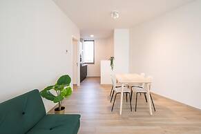 Spacious City Retreat With Balcony