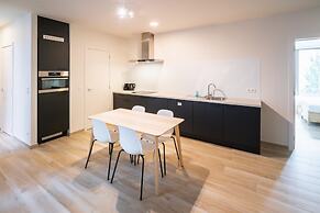 Spacious City Retreat With Balcony