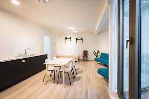 Spacious City Retreat With Balcony