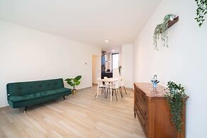Spacious City Retreat With Balcony