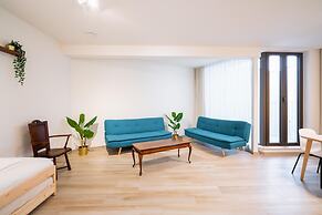 Spacious City Retreat With Balcony