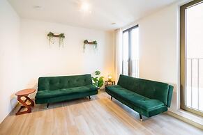 Spacious City Retreat With Balcony