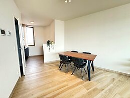 Spacious City Retreat With Balcony