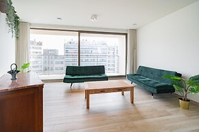 Spacious City Retreat With Balcony