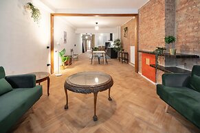 Stylish 2BR Apartment - Central Location