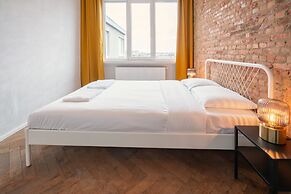 Stylish 2BR Apartment - Central Location