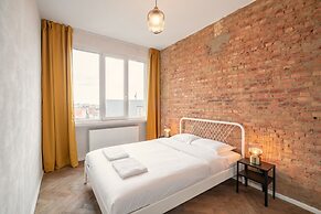 Stylish 2BR Apartment - Central Location