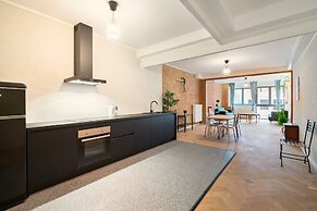 Very Large Central Station 2br/14p Apartment