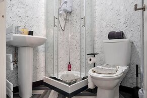 Spacious 4BR City Centre Apartment Dundee