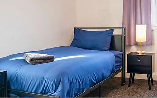Spacious 4BR City Centre Apartment Dundee