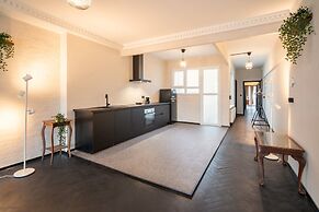 Grand Central 2BR Apartment Sleeps 14