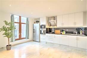 Central Antwerp Marble Lodge