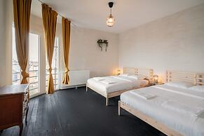 Central 2BR Apartment by Grand Station