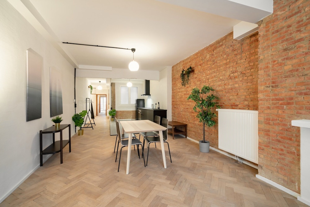 Very Large Central Station 3br/14p Apartment