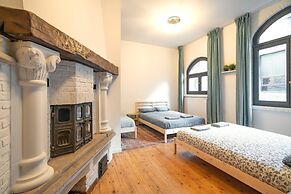 Spacious Riverside Apartment for 9