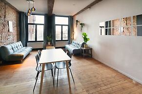 Spacious Riverside Apartment for 9