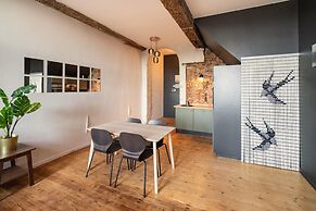 Spacious Riverside Apartment for 9