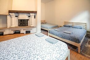 Spacious Riverside Apartment for 9