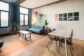 Spacious Riverside Apartment for 9
