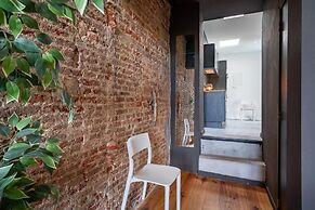 Riverfront Apartment for 9-guests