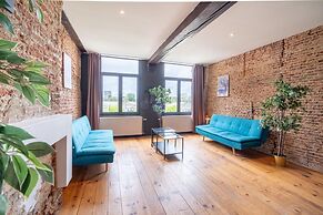 Riverfront Apartment for 9-guests