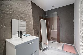 Riverfront Apartment for 9-guests