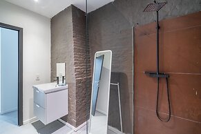Riverfront Apartment for 9-guests