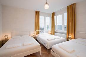 Grand Central Station 2br/14p Apartment