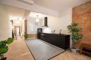 Grand Central Station 2br/14p Apartment