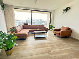 Spacious City Retreat With Balcony