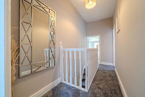 Sleeps 6 Spacious 3 Bed House w/ Free Parking