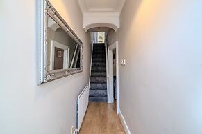 Sleeps 6 Spacious 3 Bed House w/ Free Parking
