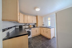 Sleeps 6 Spacious 3 Bed House w/ Free Parking