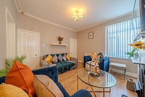Sleeps 6 Spacious 3 Bed House w/ Free Parking