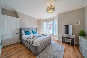 Sleeps 6 Spacious 3 Bed House w/ Free Parking