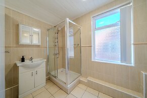 Sleeps 6 Spacious 3 Bed House w/ Free Parking