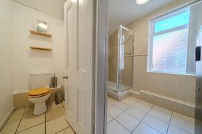 Sleeps 6 Spacious 3 Bed House w/ Free Parking