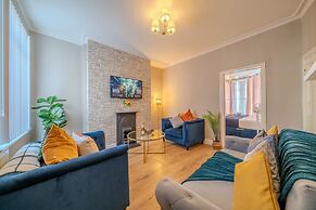 Sleeps 6 Spacious 3 Bed House w/ Free Parking