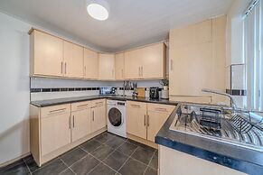 Sleeps 6 Spacious 3 Bed House w/ Free Parking