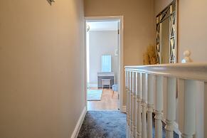 Sleeps 6 Spacious 3 Bed House w/ Free Parking