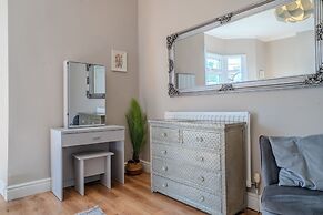 Sleeps 6 Spacious 3 Bed House w/ Free Parking